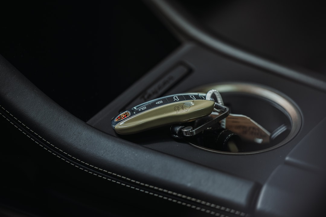 Chave de carro no console — Auto Equity Oghma